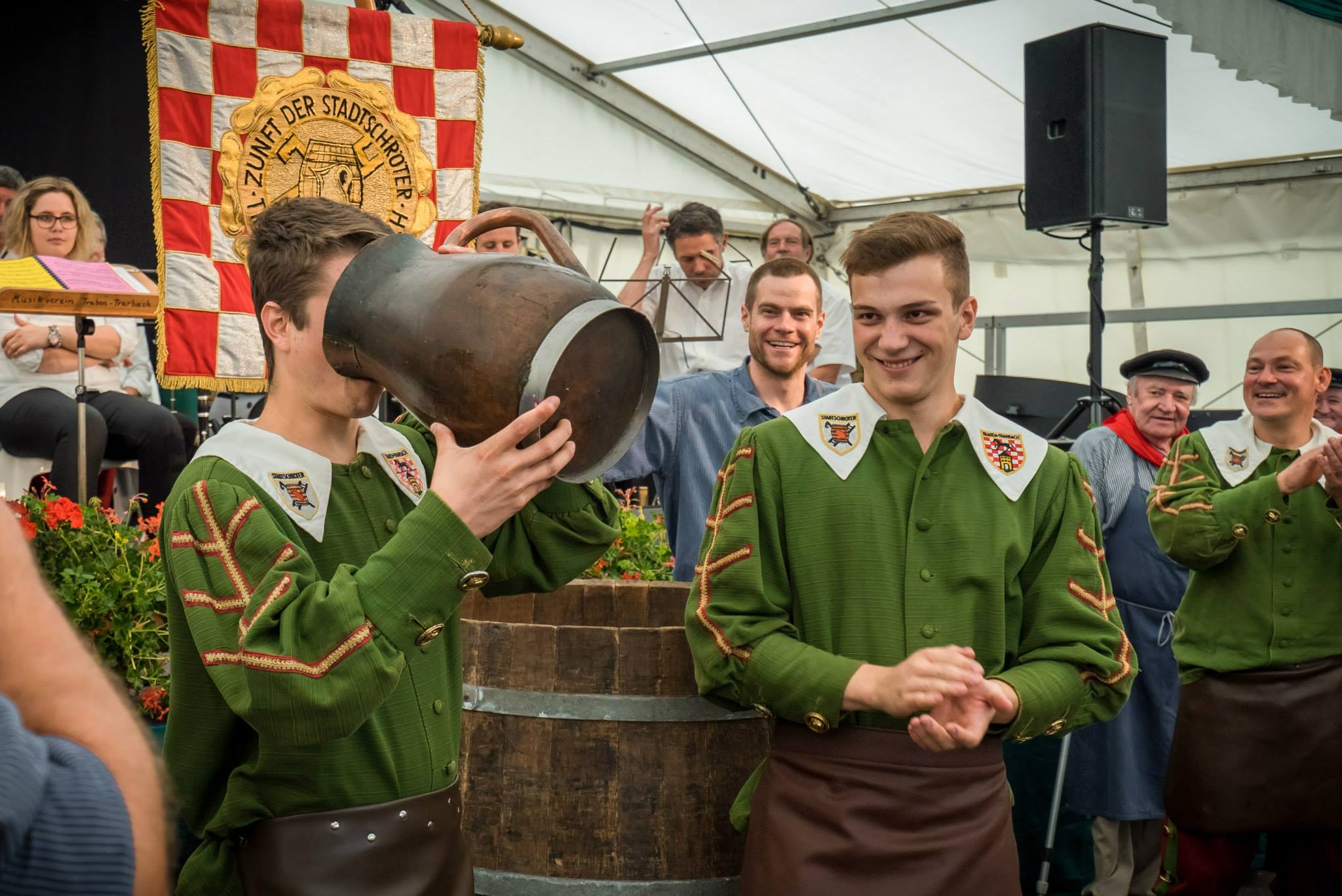 Aufnahemzeremonie: Trinekn aus der Stütz