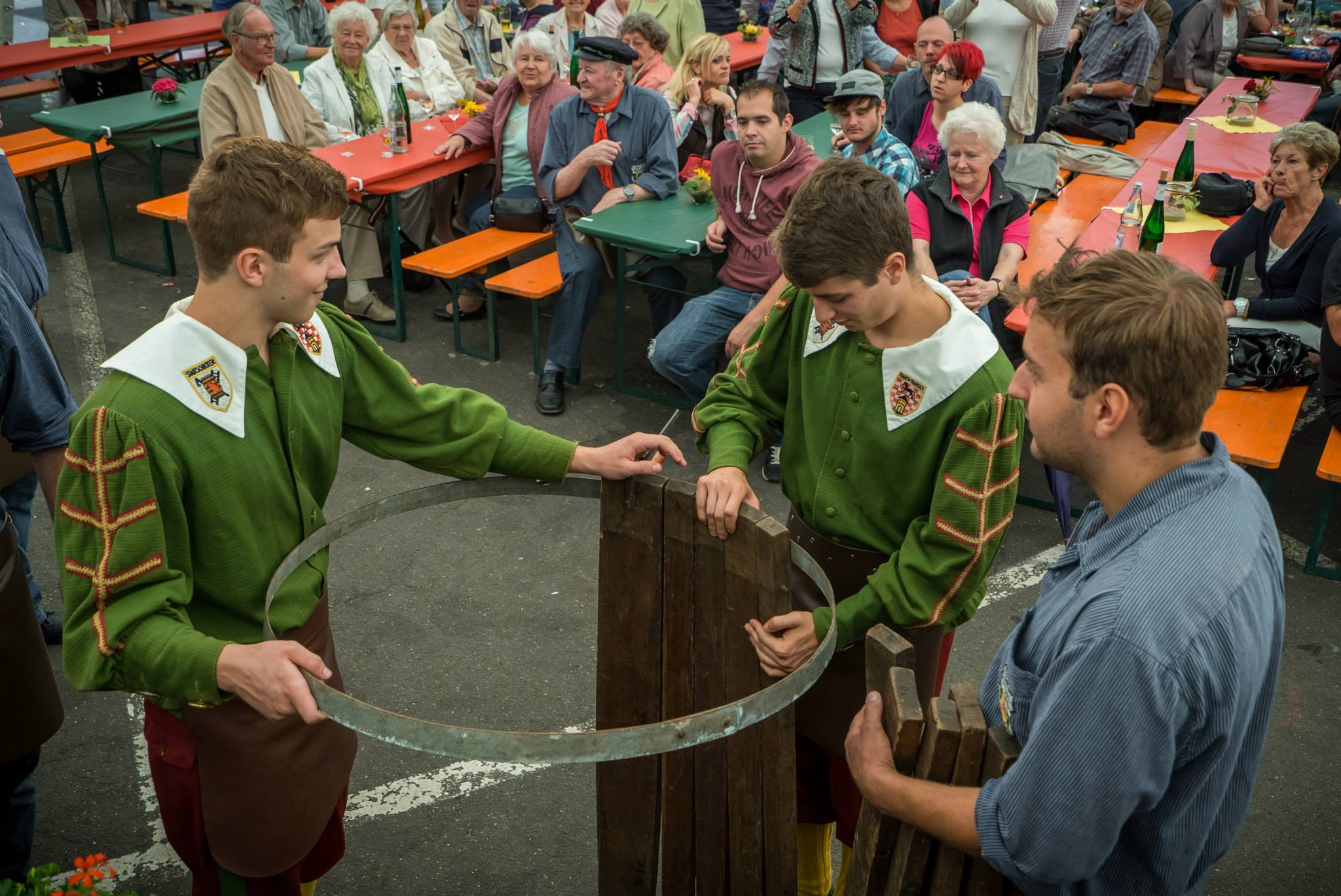 Aufnahemzeremonie: Fass zusammen setzen 2