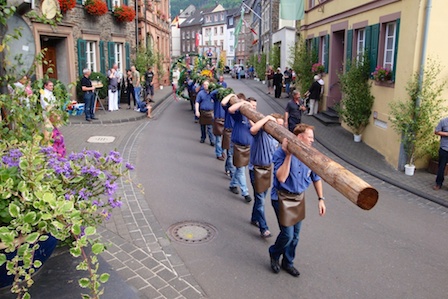 Die Schröter beim tragen des Zunftbaums zum Festplatz