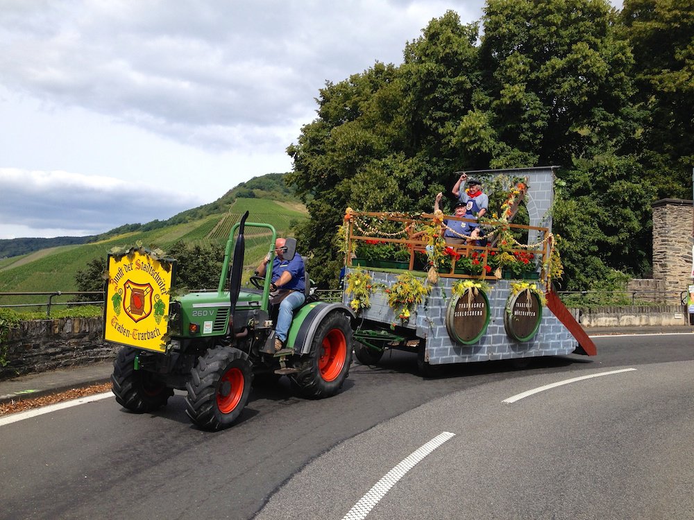 Der Zunftwagen beim Umzug in Bernkastel-Kues