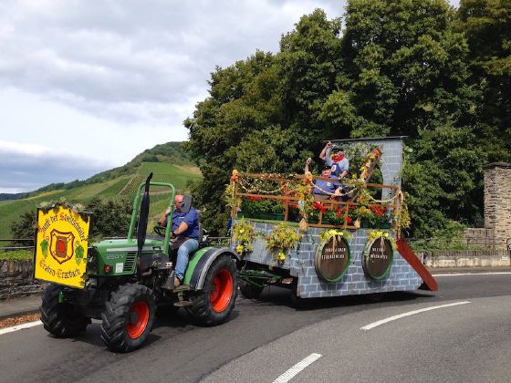 Der Zunftwagen beim Umzug in Bernkastel-Kues