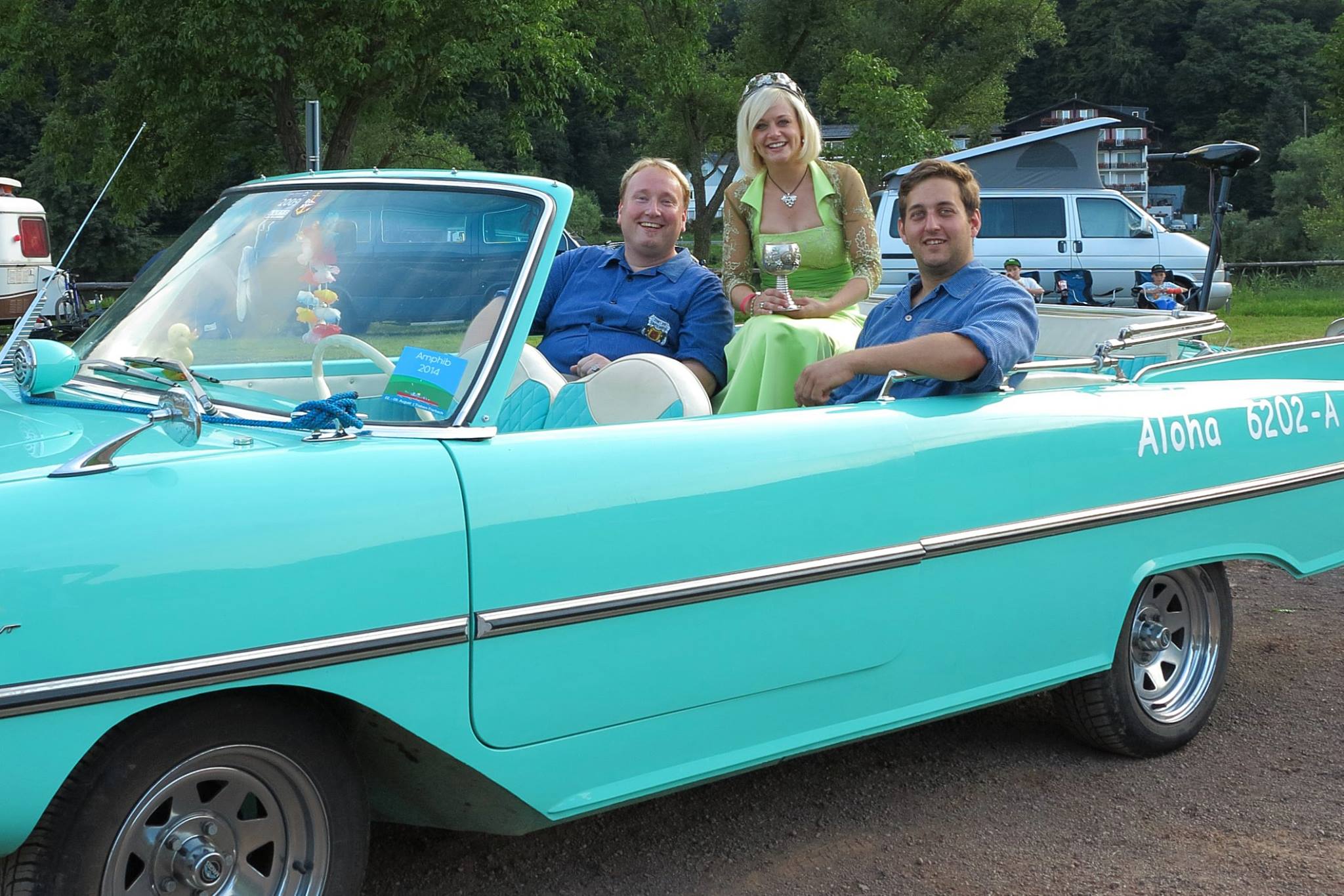 Stadtweinkönigin Katharina II. mit ihren Bodyguards bei der Eröffnung der Amphib 2014 in Traben-Trarbach.