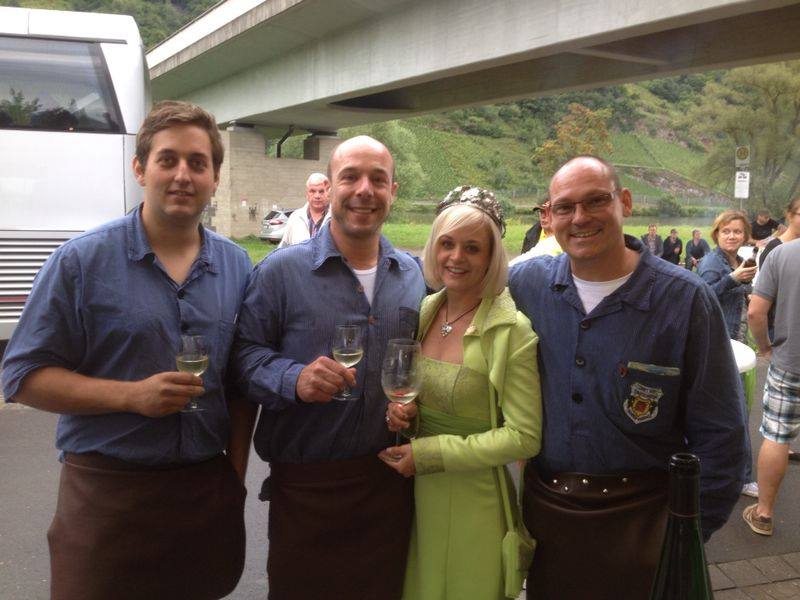 Stadtweinkönigin Katharina II. mit ihren Bodyguards bei der Eröffnung des Dämmerschoppens in Wolf an der Mosel.