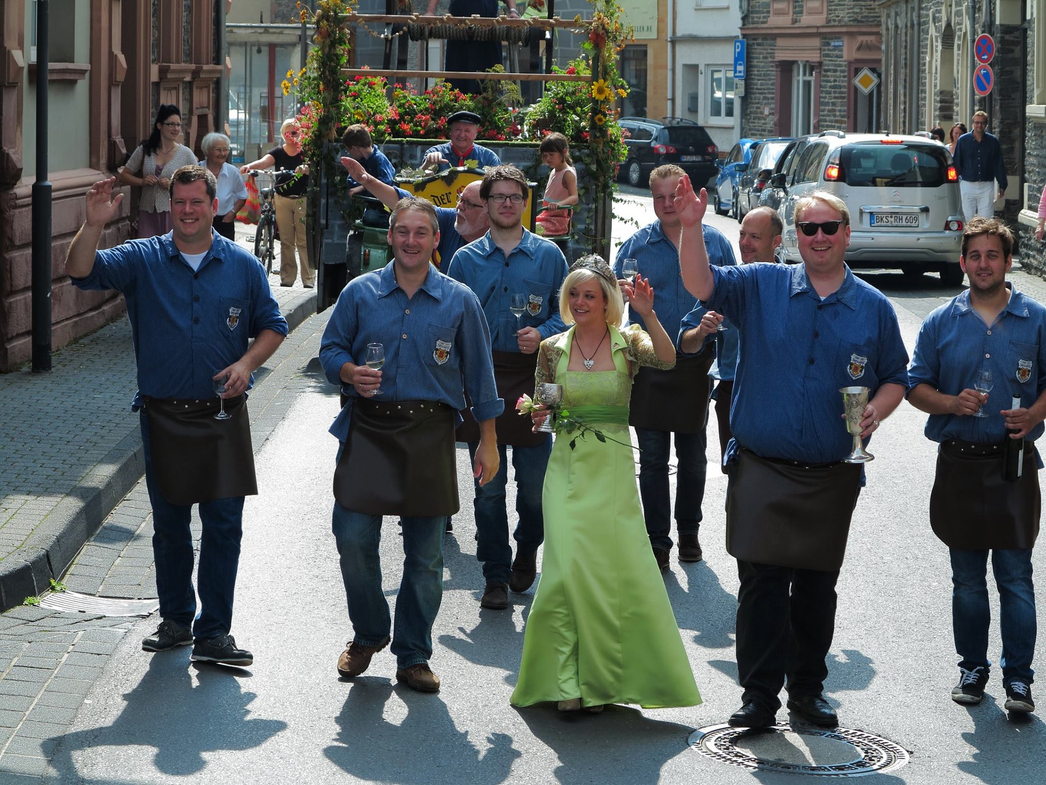 Festlicher Umzug mit der Stadtweinkönigin Katharina II. am Zunftweinfest der Zunft der Stadtschröter.