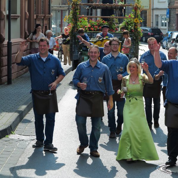 Festlicher Umzug mit der Stadtweinkönigin Katharina II. am Zunftweinfest der Zunft der Stadtschröter.