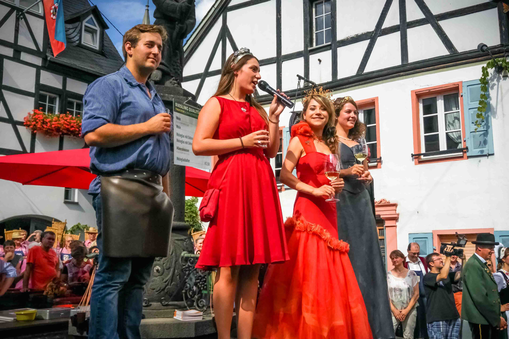 Stadtweinkönigin Lea I. beim Moselfest in Winningen.