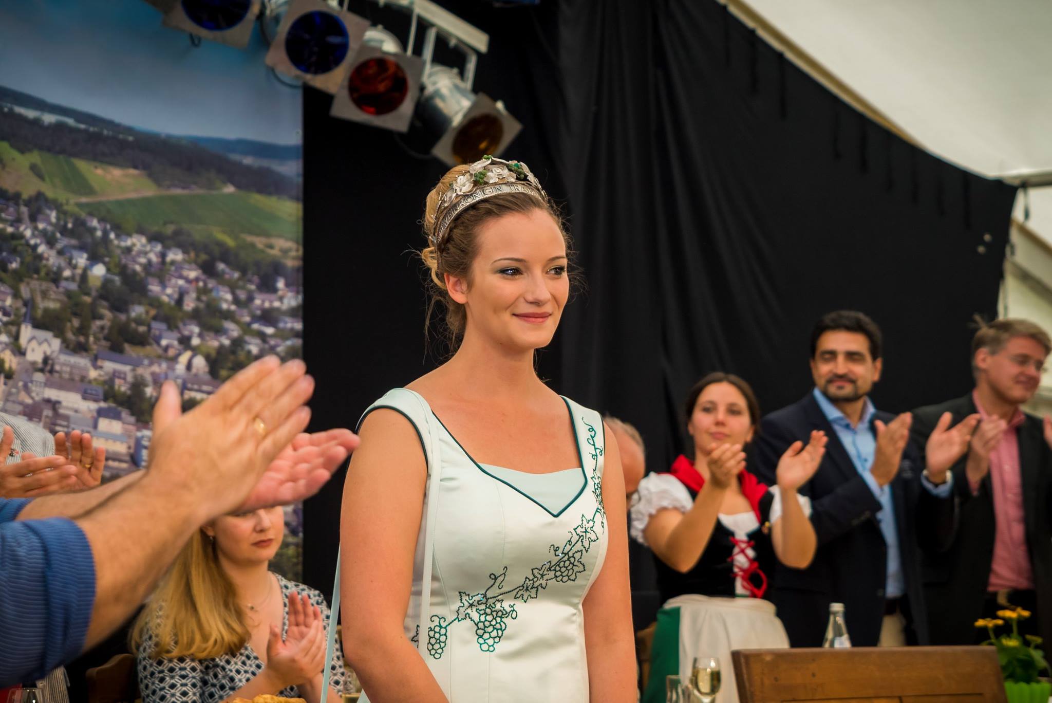 Krönung der Stadtweinköngin Virginia I von Traben-Trarbach beim Zunftweinsfest.
