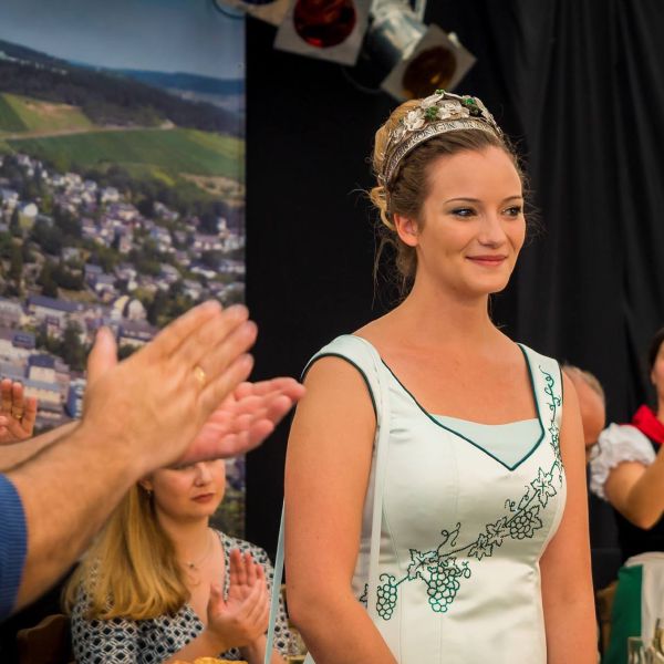 Krönung der Stadtweinkönigin Virginia I. von Traben-Trarbach beim Zunftweinfest.