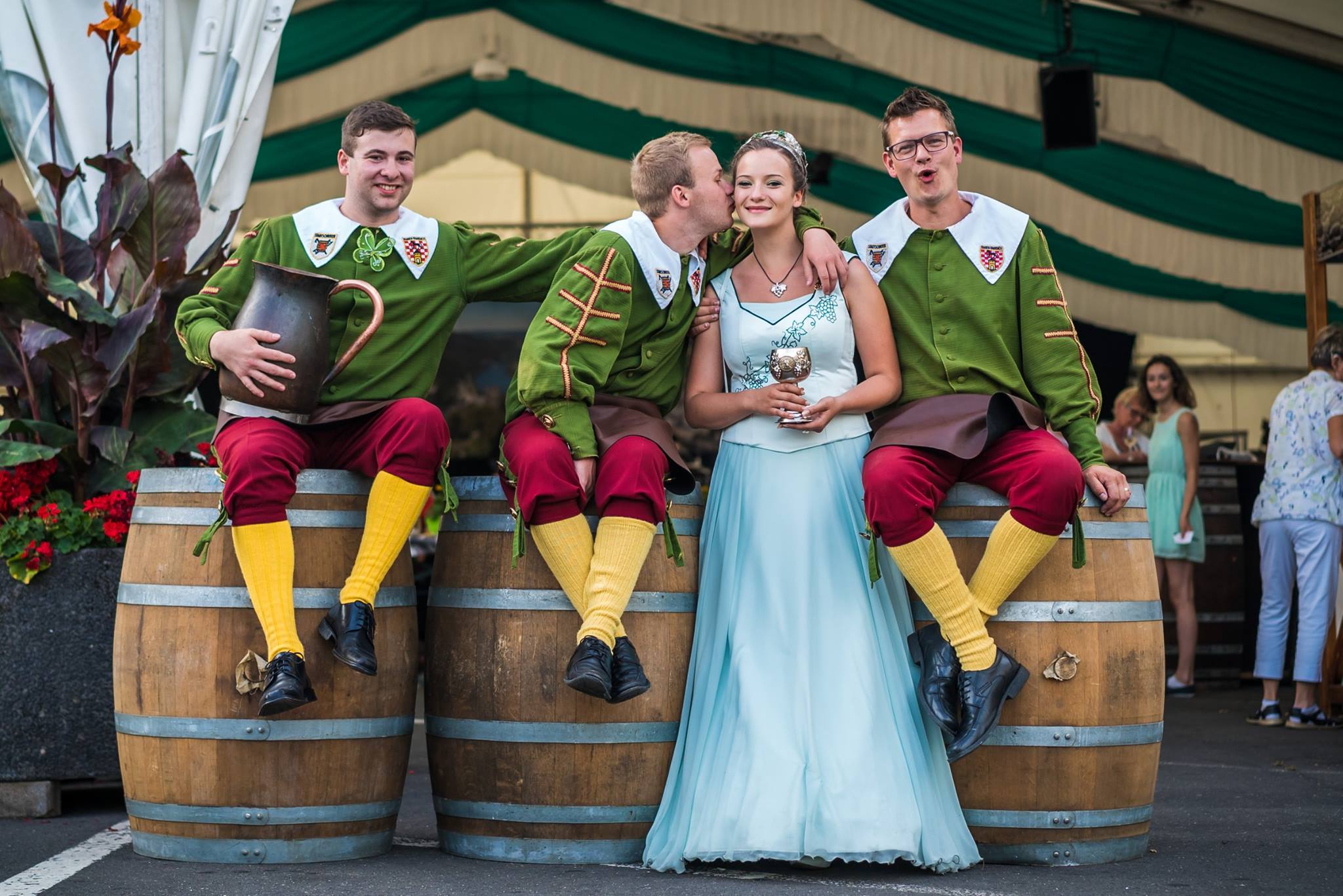 Stadtweinkönigin Virginia I. mit den Neuaufnahmen am Zunftweinfest der Stadtschröter Traben-Trarbach.