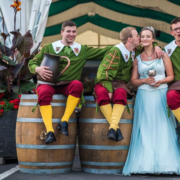 Stadtweinkönigin Virginia I. mit den Neuaufnahmen am Zunftweinfest der Stadtschröter Traben-Trarbach.