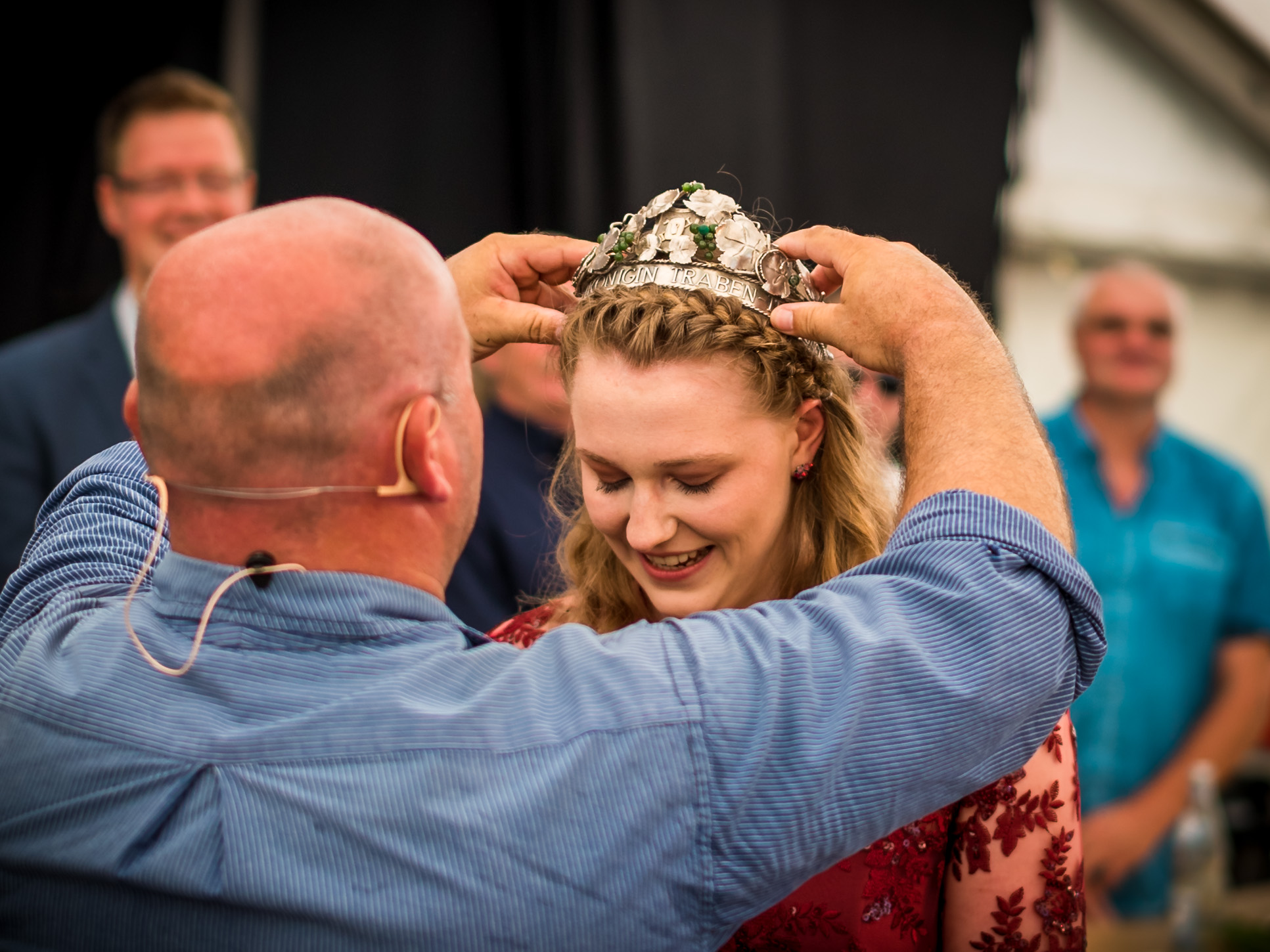 Krönung der Stadtweinköngin Laura I von Traben-Trarbach beim Zunftweinsfest.