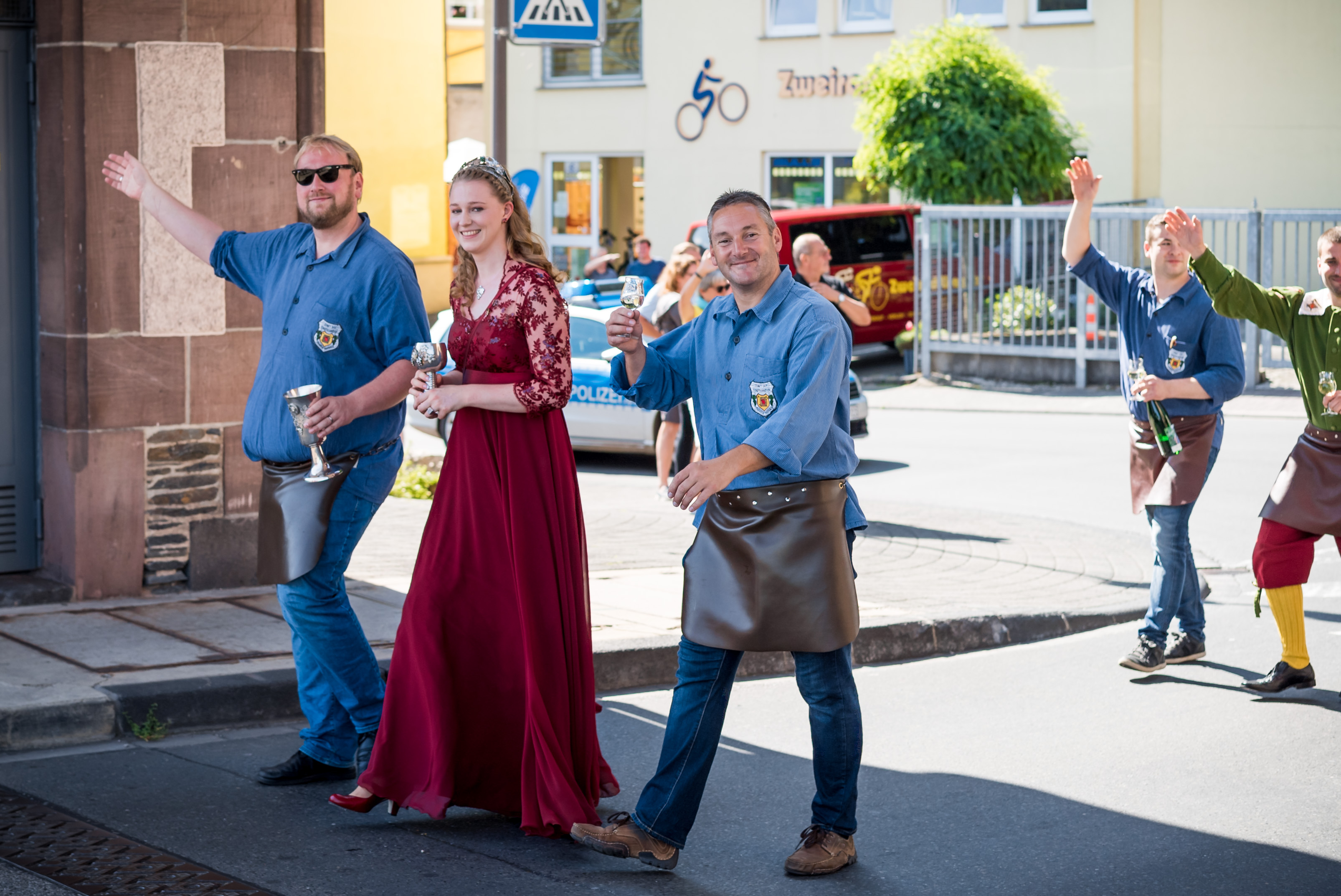 Der erste Umzug von Stadtweinkönigin Laura I. am Zunftweinfest der Stadtschröter Traben-Trarbach.