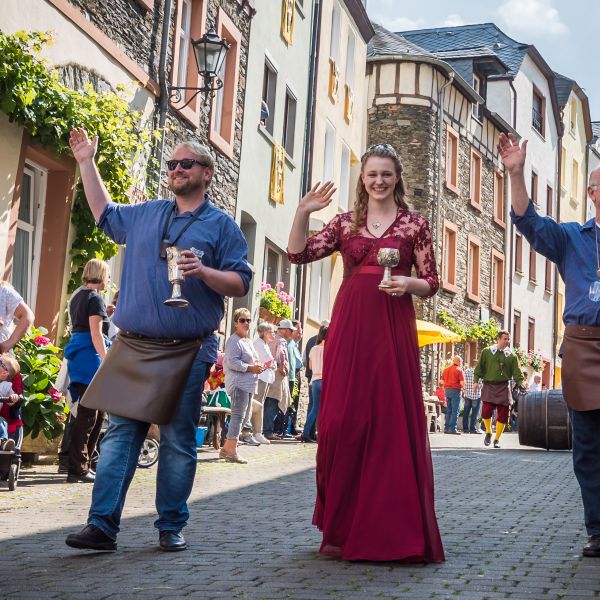 Stadtweinkönigin Laura I. und die Zunft der Stadtschröter auf dem Weinfest der Mittelmosel in Bernkastel.