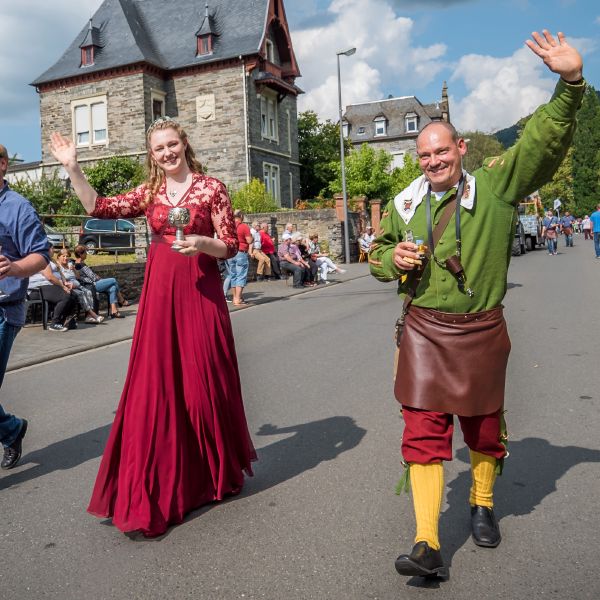 Stadtweinkönigin Laura I. und die Zunft der Stadtschröter auf dem Weinfest der Mittelmosel in Bernkastel.