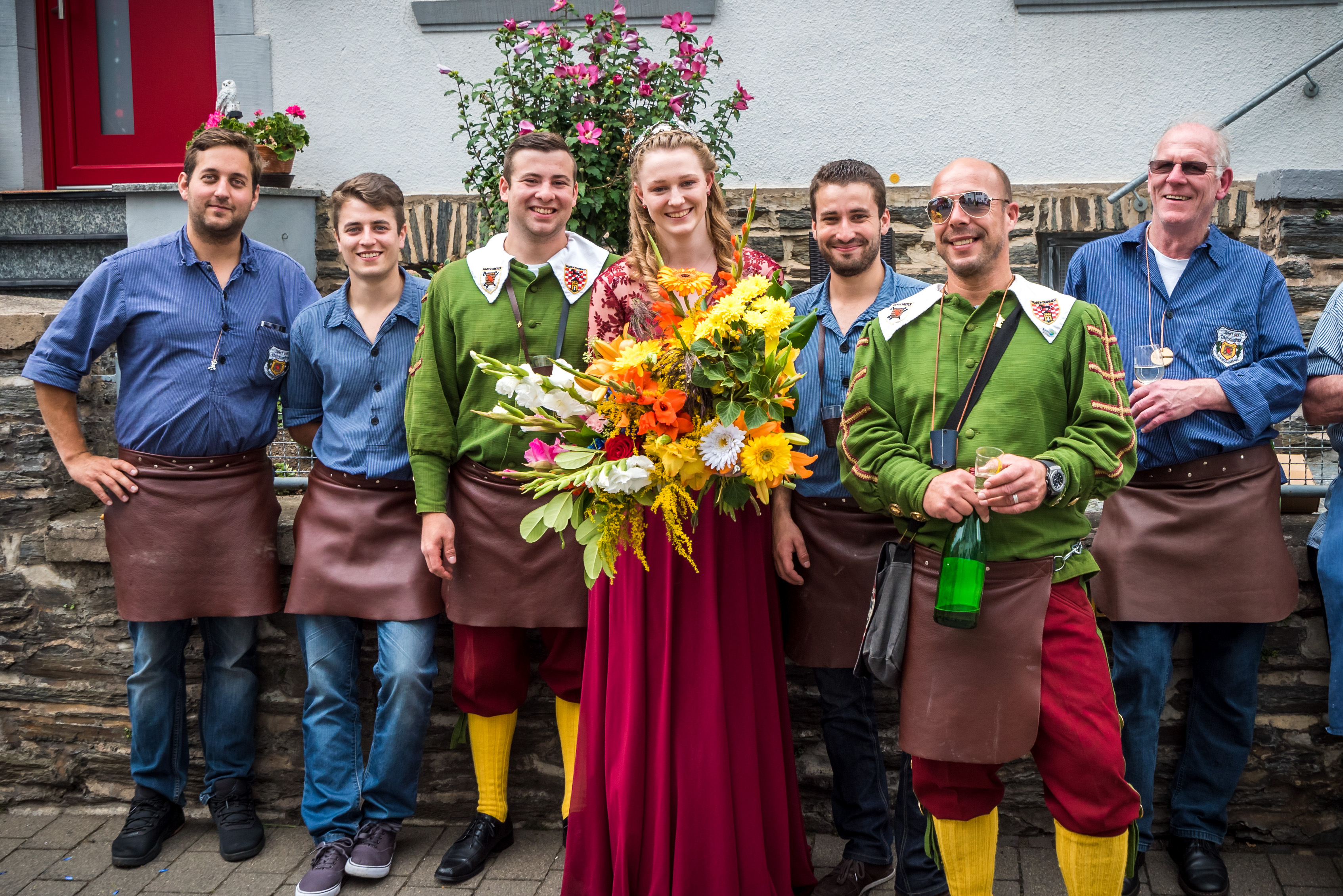 Stadtweinkönigin Laura I. und die Zunft der Stadtschröter auf dem Weinfest der Mittelmosel in Bernkastel.