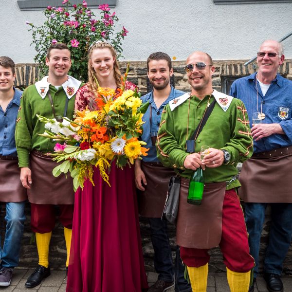 Stadtweinkönigin Laura I. und die Zunft der Stadtschröter auf dem Weinfest der Mittelmosel in Bernkastel.